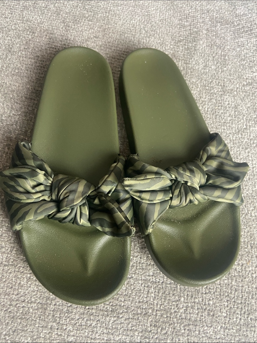 PINK Victoria's Secret Olive Green Knotted Slide Sandals size 9